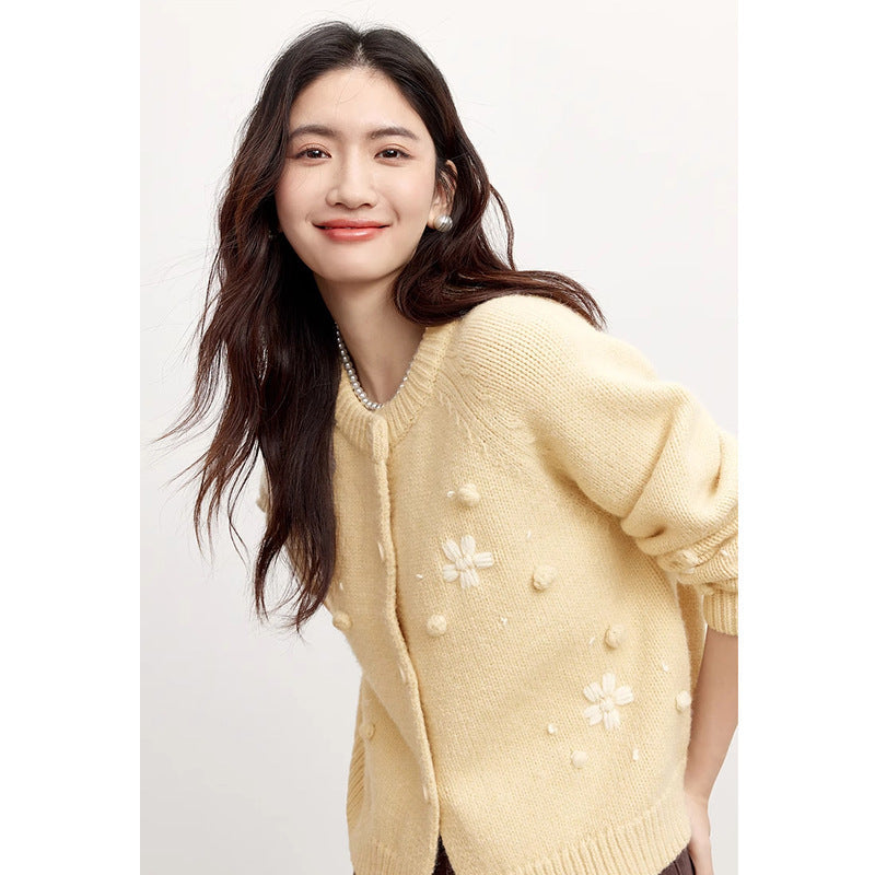 Hand-Embroidered Wool Cardigan – Elegant and Cozy Outerwear