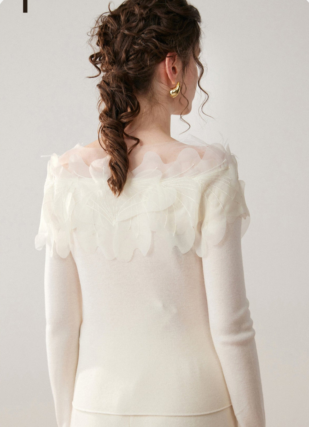 Hand-Embroidered Cashmere Sweater – One-Shoulder Floral & Feather Detail